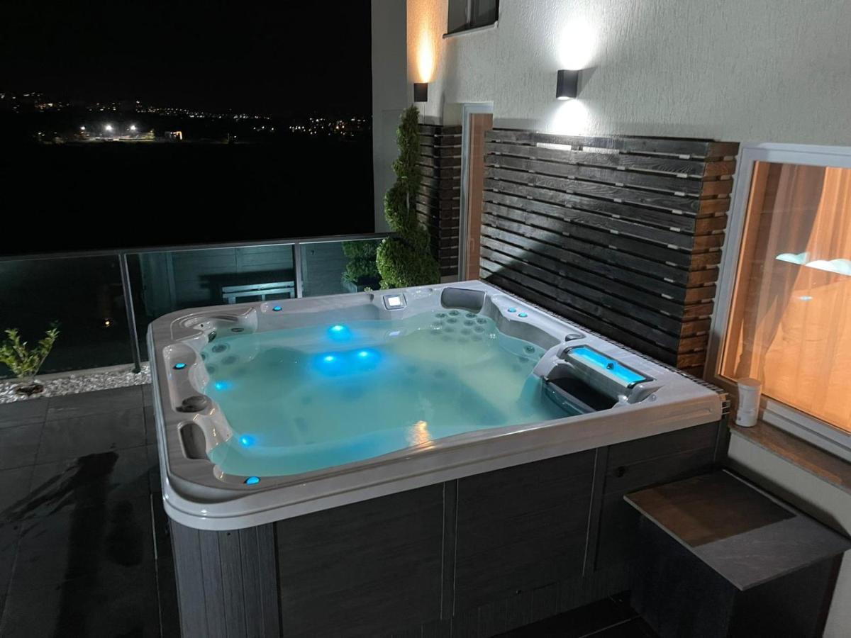 Gavas Jacuzzi & Panoramic View Apartment Cluj Napoca Bagian luar foto
